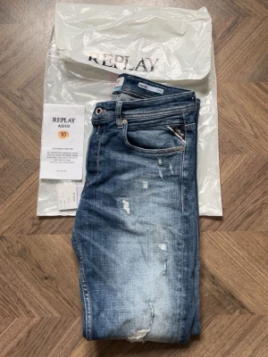 Replay Grover jeans  - Säljer dessa feta jeans från replay i modellen Grover vilket är Straight fit, är i storlek 30/30. Knappt använda, inga defekter, påse och lappar följer med. Priset kan även diskuteras vid intresse🤩🙌