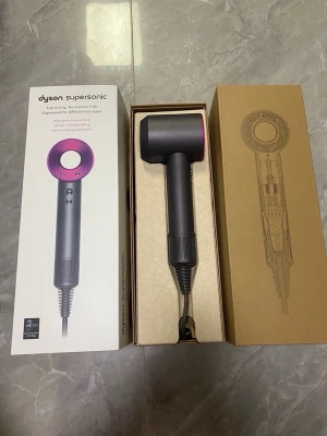 Dyson Supersonic hårfön grå/rosa - « Läss hella beskrvningen « Säljer en  Supersonic hårfön i snygg grå färg med rosa detaljer. Hårfönen har en modern, rund design och levereras i originalförpackning. Perfekt för att snabbt torka och styla håret med avancerad teknik. 