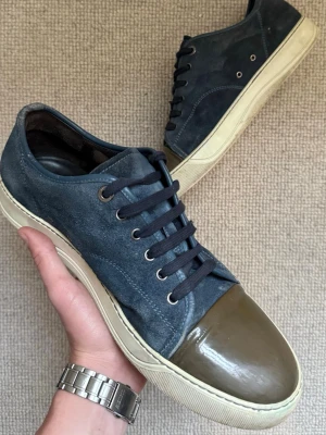 Lanvin Sneaker - Snygga blå Lanvin sneakers med ovandel i mocka och cool lackad tå i mörkbrunt, Storlek UK10 = EU44, Skriv gärna vid frågor eller bud! a