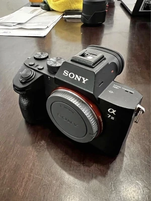 Sony A7 III (Sony Alpha 7 III) – Fullformat i mycket fint skick - Säljer nu min trogna fullformatskamera, Sony A7 III. Det är en helt fantastisk spegellös kamera som levererar extremt hög bildkvalitet, grym autofokus och fantastiska videoegenskaper (4K). Perfekt för både hobbyfotografer och proffs. Kameran är mycket väl omhändertagen, har alltid förvarats i kameraväska och fungerar helt felfritt. Sensorn är ren och skärmen är repfri. Sony A7 III kamerahus,1 st originalbatteri + laddare,originalrem,originalkartong. Kvitto finns.
