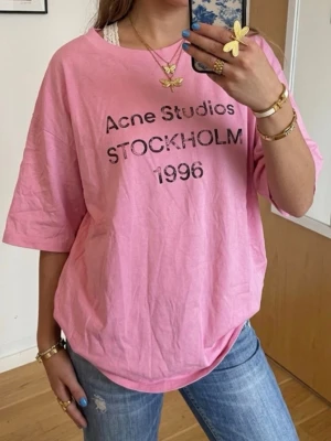 Rosa Acne Studios t-shirt - Säljer en rosa oversized t-shirt från Acne Studios åt min tjej, hon är 168cm lång. Tröjan är i mycket bra skick.