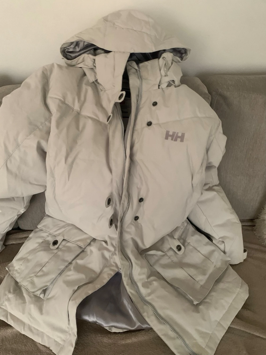 Ljusgrå dunjacka från Helly Hansen