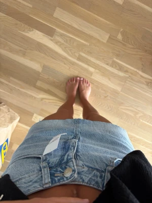 Ljusblå jeanskjol med fickor - Säljer en ljusblå jeanskjol i kort modell, Kjolen har en enkel och stilren design som passar perfekt till sommaren. Materialet är denim och kjolen har en normal passform.🌸