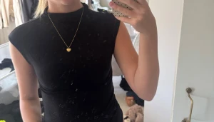 Söt topp från Gina - Jättesöt och enkel tröja ifrån GinaTricot, funkar perfekt till fest och även till skolan. Aldrig använd