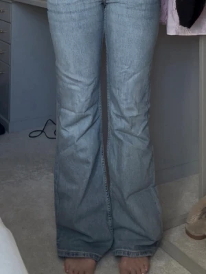 Weekday jeans - Nova, flare/baggy LowWaist - Nova jeansen ifrån Weekday i en supersnygg urtvättad blå färg. Köpte i vintras och endast använda 1 gång. Storlek 34/36, jag är 170cm. Nypris 899kr