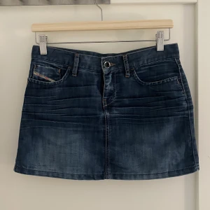 Lågmidjad jeanskjol - Supersnygg lågmidjad jeanskjol från diesel i storlek S!