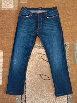 Mörkblå jeans från Nudie Jeans - Mörkablåa slim/straight nudie jeans i modellen Dude Dan som sitter väldigt likt Grim Tim  Storlek: W34 L32  I mycket bra skick och väldigt snygg tvätt
