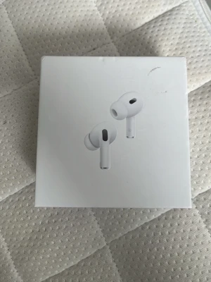 Apple AirPods Pro trådlösa hörlurar - Säljer ett par vita Apple AirPods Pro, trådlösa in-ear hörlurar med silikontoppar för bekväm passform. Kommer i originalförpackning. Snygg och stilren design som passar perfekt till mobilen eller datorn.