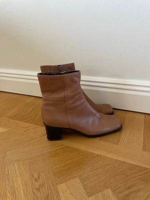 Bruna stövletter med klack - Bruna skinnstövlar i lägre modell med klack. Bästa vardagsskon som passar till allt och är dessutom väldigt bekväma att gå i😍