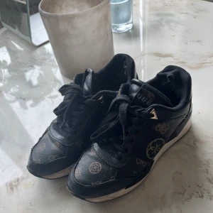 Guess sneakers - Sneakers med liten kilklack. Ganska slitna inuti vid hälen 