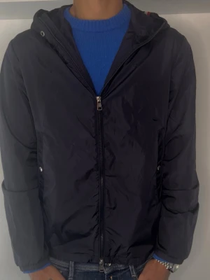 Mörkblå vindjacka från Moncler - Snygg mörkblå vindjacka från Moncler🙌 Storlek 4⚜️ modellen på bilden är 187 cm lång och väger 70 kg