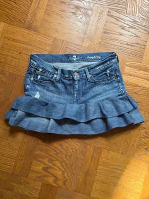 Jeanskjol med volanger  - Volangkjol i jeansmaterial. Har sytt den själv från ett par jeans! Midjemått: 38cm.