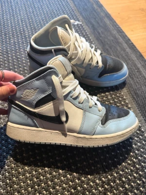 Blå och vita Jordans - Snygga sneakers i ljusblått, vitt och svart. Skorna har nya vita snören, inte mycket använda