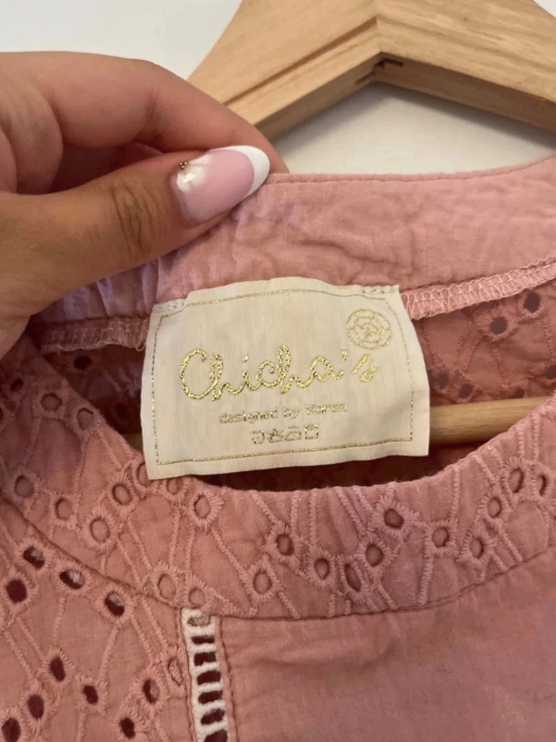 Rosa broderad blus med volang - 4