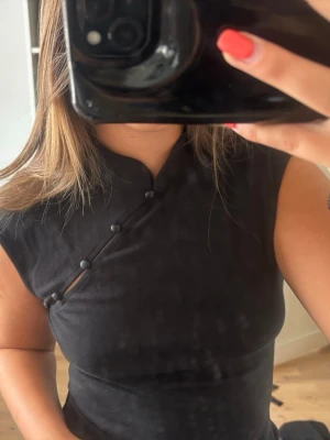 Svart tröja med knappar - Säljer denna fina tröja från ginatricot som är helt ny❣️prislapp finns kvar på tröjan. Ny pris 279