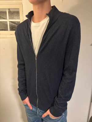 Marinblå fullzip - Marinblå fullzip från Lindebergh, Skick 9/10, Storlek M,