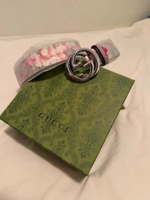 Blommigt Gucci bälte med silverdetaljer - Pris kan diskuteras vid snabb affär !!! Tveka inte med priset kom med rimliga pris 