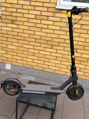 Svart elsparkcykel Xiaomi - Säljer en svart elsparkcykel från Xiaomi med stilren design. Den har en halksäker platta med Xiaomi-logga, stora hjul och handtag med gult inslag. Perfekt för smidig transport i stan eller till skolan. Åker 20kmh och laddare med.