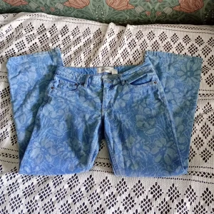 Blommönstrade flared jeans - Blommiga jeans från hm i modellen "90s flare". Midrise och utsvängda i benen. 100 procent återvunnen bomull. Utmärkt skick!