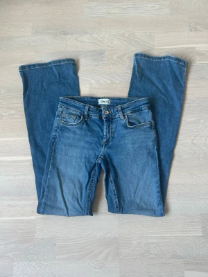 Bootcut jeans  - Lågmidjade bootcut jeans från Only i jätte strechigt material. Säljer då de inte kommer till användning.🩷