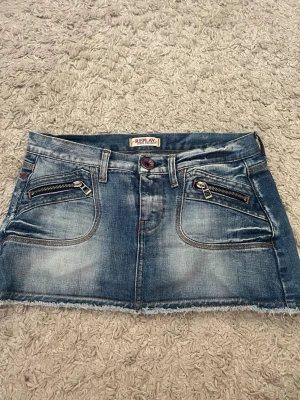 Jeans kjol💕💕 - Säljer denna super snygga jeanskjolen från replay💕 Passar till allt och är en av mina favorit kjolar, men tyvärr passar den inte längre!💕 Den är i jätte bra skick, i strl 27💕
