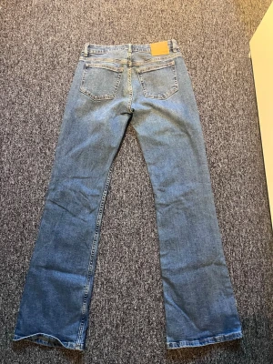 Blå bootcut jeans XS/32 - Säljer ett par klassiska blå bootcut jeans i storlek XS/32. Dom är från Cubus. Använts flitigt🩷