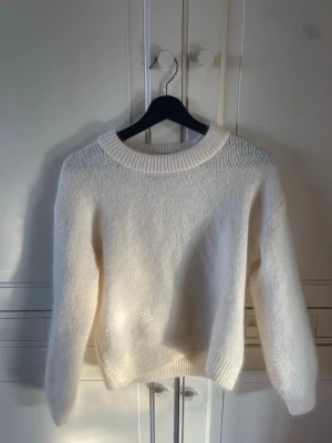 Vit stickad tröja med rund hals - stickad vit tröja från lindex, är i strl S men sitter som en Xs. 