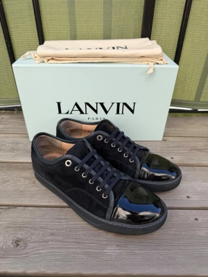 Lanvin - Lanvin dbb1 patent cap toe i marinblå | storlek 9 eu43 men passar också större | väldigt bra skick | vänstra häl är lite mjuk och minimala repor på tårna | pris går att diskutera vid snabb affär | bara skor ingår i köp |