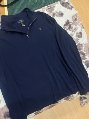 POLO RALPH LAUREN - Jag säljer denna super fina RALPH LAUREN som funkar allt man har på sig den passar på 170 cm står det och den är äkta köpt från butik och den är super snygg jag köpte ny pris 1500 kr. Priset kan diskuteras vid snabb affär.