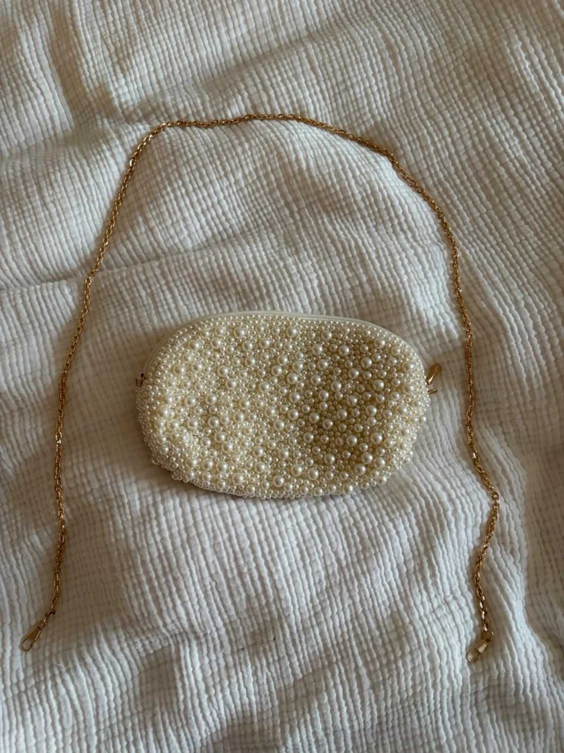 Vit kuvertväska med pärlor och kedja - 1