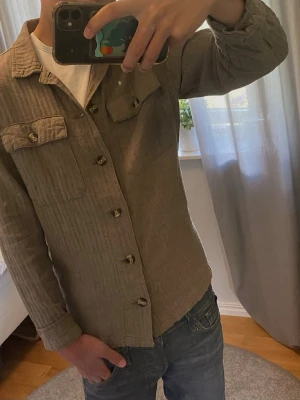 Grön overshirt  - Riktigt Snygg olivgrön overshirt från Lindbergh perfekt nu till hösten. Passformen är riktigt nice och storlek S-XS