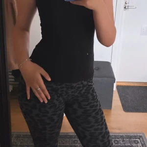 Leopard leggings  - Leopard leggings från rusta som jag köpte i vintras, har inte använt dom(förutom när jag tog denna bild då) dom är ganska högmidjade ! 30kr för båda leggingsen😊