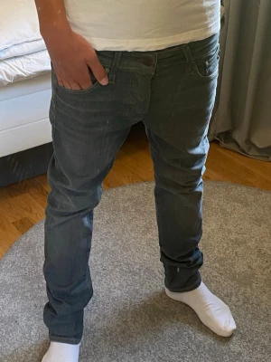 Gråa slim fit jeans - Schyssta Jack and Jones jeans i passform slim fit med riktig bra passform i storlek W29 L30