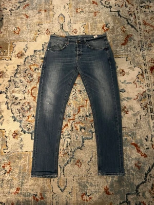 Dondup jeans Goerge - Tjena, säljer dessa fina jeans från Dondup i deras populära modell Goerge. Jeansen är ett ett mycket fint skick. Obs, stor att det är storlek 36 men passar mer som 32-33. Såklart 100% äkta. Skriv gärna vid frågor eller funderingar!