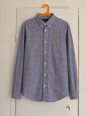 Ralph Lauren skjorta - Tjena, jag säljer en riktigt snygg Ralph Lauren skjorta! Den är i mycket bra skick men har några fläckar! Den är självklart äkta✅  Skicka om du har några frågor😁