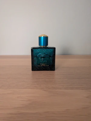 Versace eros - Säljer min äkta Versace Eros Eau de Toilette. En fräsch och maskulin doft med toner av mynta, grönt äpple och vanilj. Passar både till vardags och fest. Ungefär 30-35ml/50ml kvar i flaskan!