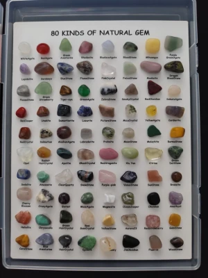 Samling med 80 olika ädelstenar - Säljer en box med 80 olika naturliga ädelstenar och mineraler i olika färger och former. Perfekt för dig som gillar kristaller, samlingar eller vill lära dig mer om mineraler. Kommer i en praktisk plastlåda med etiketter för varje sten.