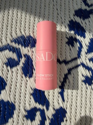 IsaDora The Glow Stick – Rose Gleam - Krämig glow stick från IsaDora i färgen Rose Gleam som ger en naturlig, dewy lyster. Helt ny och oanvänd. Perfekt för en fräsch glow på kindben, näsrygg eller andra partier du vill framhäva. Säljs då den inte kommer till användning. 