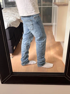 Levis 502 straight  - Ljusblå Levis jeans med rak passform och en lätt tvättad look. Jeansen är i storlek W29 L32 och modellen är 179 cm.  Perfekta för en avslappnad stil och passar till det mesta i garderoben.