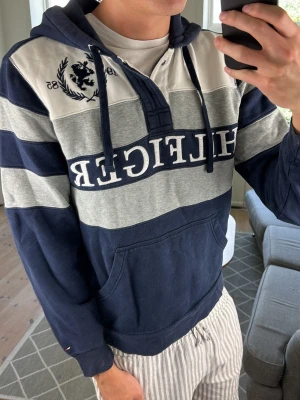 Unik Hoodie Tommy Hilfiger  - Super snygg och trendig! En knapp saknas men inget som påverkar looken! Mått: A:50 B:44 C:48 D:60 (cm) Skriv vid fundering!😇🙌