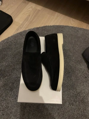 Svarta loafers i mocka med vit sula - Stilrena svarta loafers i mocka med vit sula. Dom är från Zara, är i storlek 41 och är använda 2 gånger. 