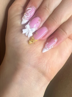  Fixat dina naglar hos mig !! -  Hej, jag heter Julia Och jag Älskar att göra naglar. Just nu letar jag efter nån som kan tänka sig att antingen vara modell eller som kanske vill bara ha nya naglar inför till exempel ett event eller en högtid. Skriv till mig om Du är sugen på att fixa dina naglar💕💕! PS du måste bo i Stockholm