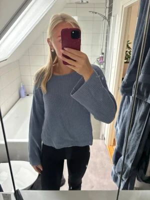 Blå ribbstickad tröja med vida ärmar - Säljer denna blåa stickade tröja från NA-KD, storlek XS. Aldrig använd. Skriv privat för mer bilder eller frågor!!❤️