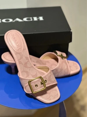 Coach heels - Coach margot klackar. Kitten heels. Köpte från Zalando men endast använda en gång. Storlek EU37