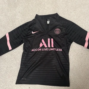 Psg tröja - En äkta psg tröja från DRI-FIT i storleken s i herrstorlek så passar S/M dam