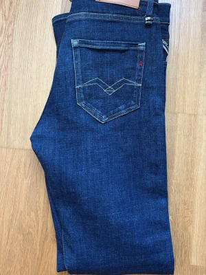 Mörkblå jeans från Replay - Snygga mörkblå jeans från Replay med klassisk femficksmodell och raka ben. Mörkblåa replay byxor. Äkta. Bra kvalité. Snygga. Perfekt passform och tjocklek. Priset kan diskuteras vid snabbt köp. Skriv ifall du undrar något. 