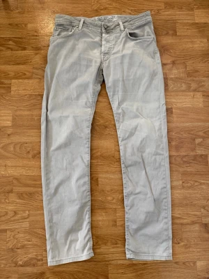 Jacob cohën’s  - Jacobs cohëns jeans som jag inte längre använder. Dom har nästan aldrig varit använda och bara legat. Den har såklart den ikoniska broschen ovanför bakfickan. Priset är inte hugget i sten! Postar samma dag som köp! 💫