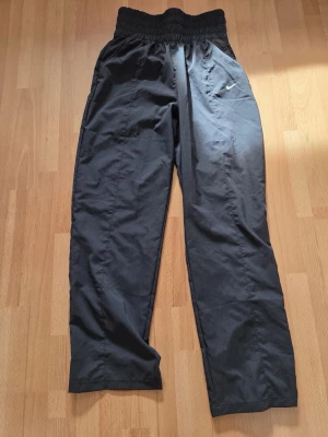 Svarta träningsbyxor med hög midja - Svarta Nike träningsbyxor som är väldigt eftertraktade riktigt snygga och inga defekter hör av er vid frågor !