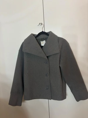 Grå kappa - Fin höstjacka från Gina Tricot i storlek 146/152 som även passar större storlekar💕Knappt använd!