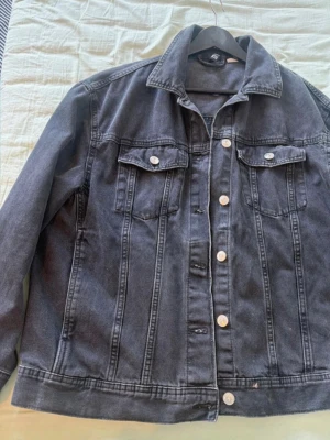 Svart jeansjacka denim jacka - Snygg svart jeansjacka stylish 